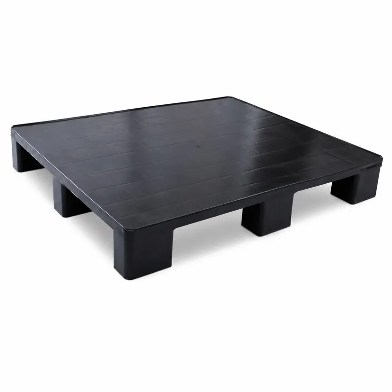 Pallet frigorífico plástico reforçado na cor Preto para logística e armazenagem - Fabricante RP PLASS