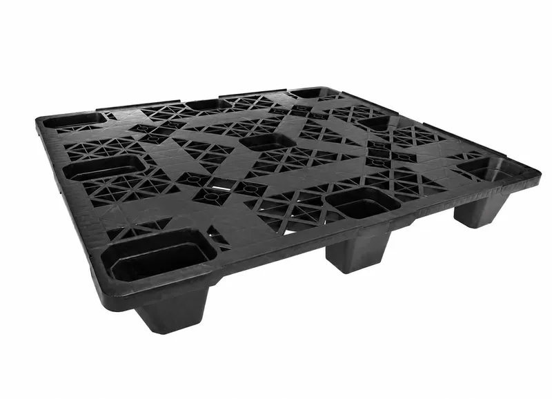 Pallet leve vazado plástico reforçado na cor Preto para logística e armazenagem - Fabricante RP PLASS